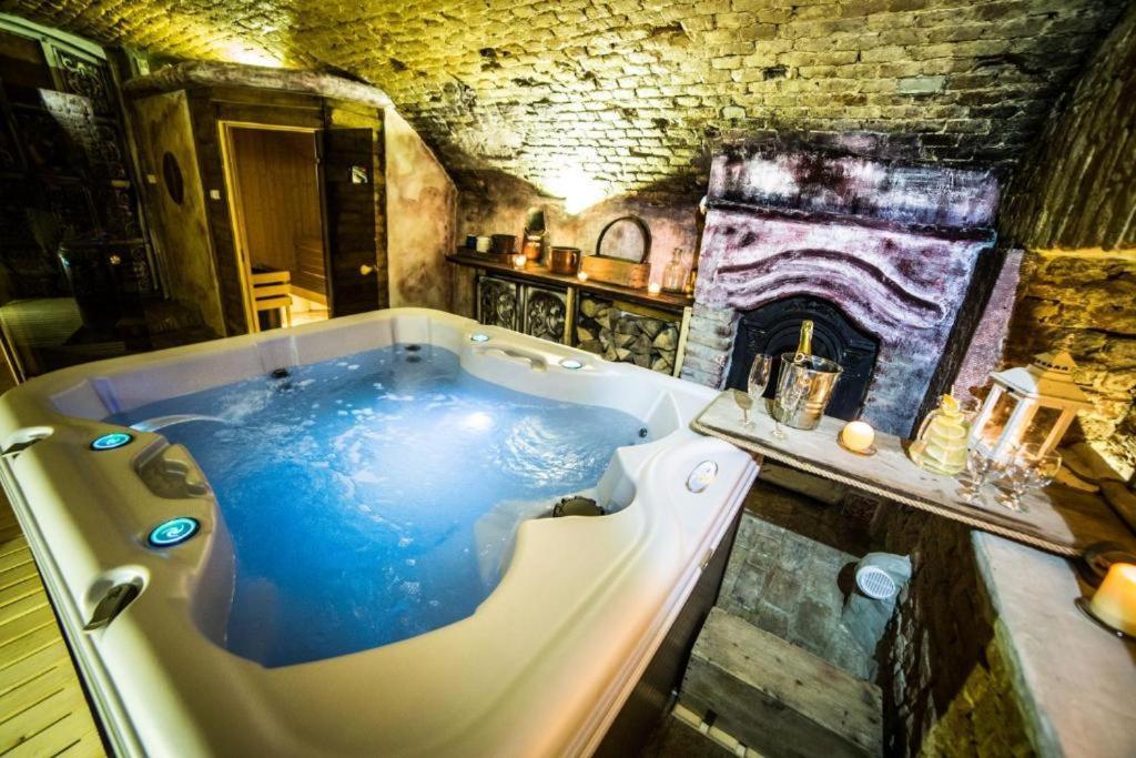 Dwor Boratyn Bed & Breakfast Ngoại thất bức ảnh