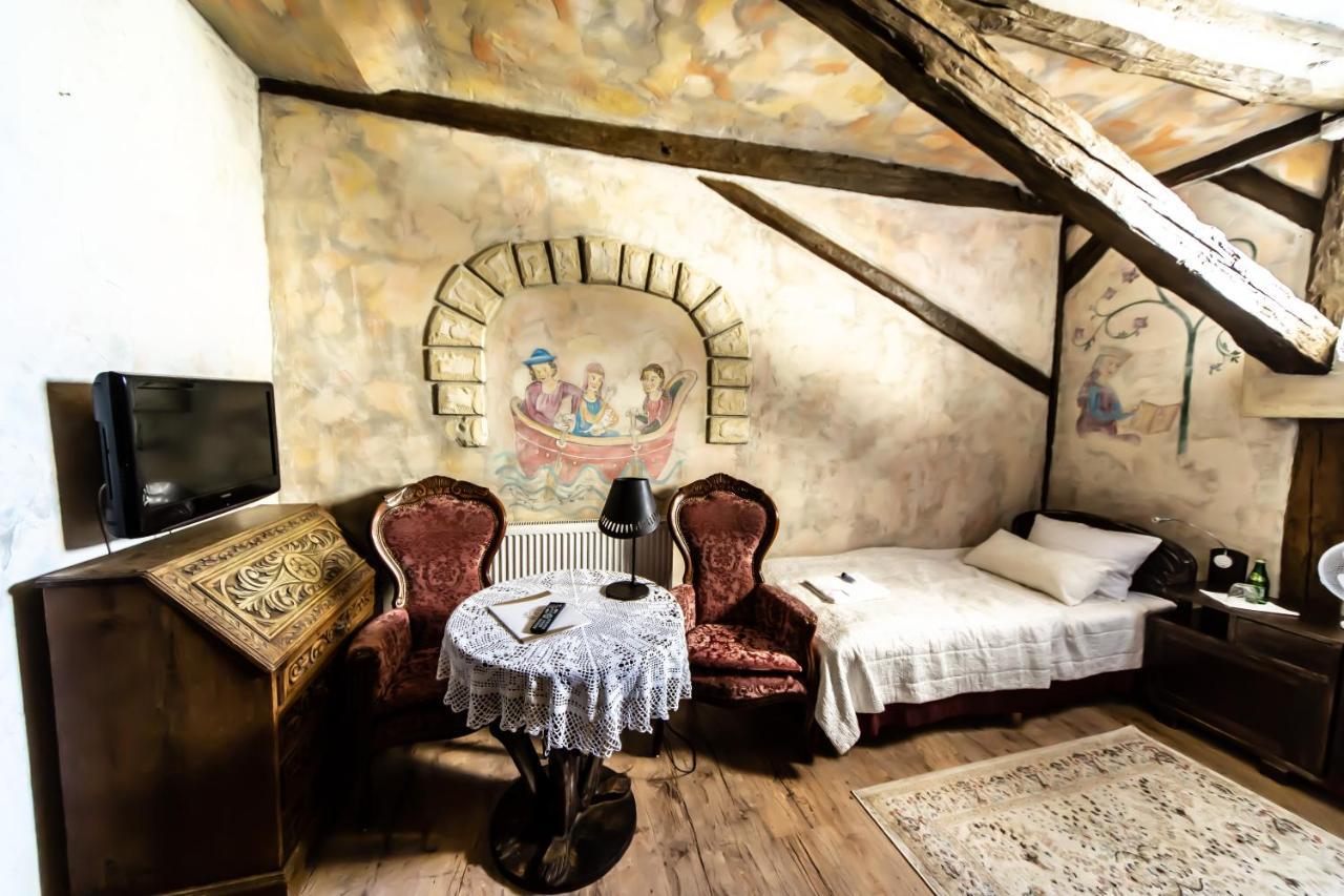Dwor Boratyn Bed & Breakfast Ngoại thất bức ảnh
